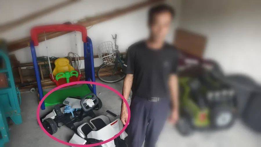 上海六旬男子将玩具车开上马路，差点出事！结局亮了