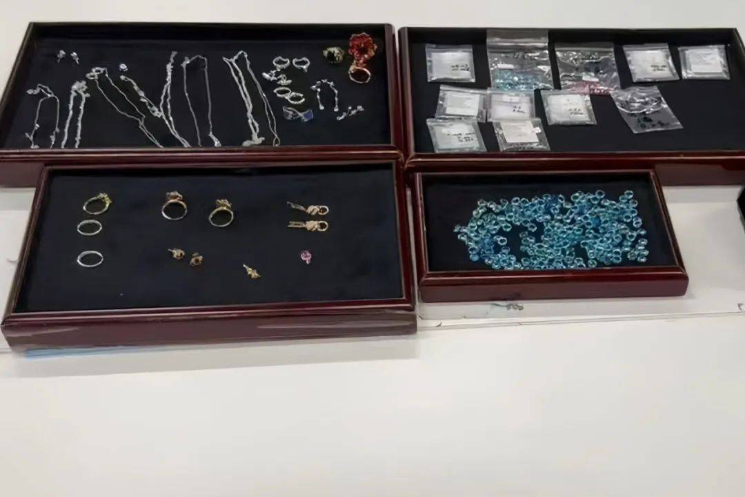 一旅客身藏283件珠宝首饰！塞袜子里，别裤腰上……进境时被海关查获