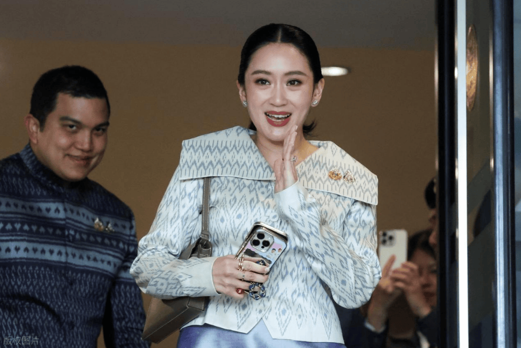 泰国局势突变，为家族背水一战，佩通坦拒绝辞职，父亲或再次坐牢