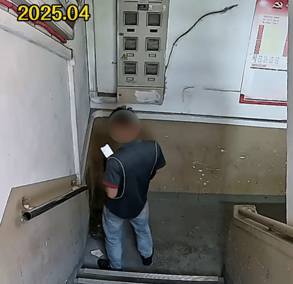 上海有外卖员在楼道看着监控继续尿尿！居民苦不堪言：第二天味道就上来了