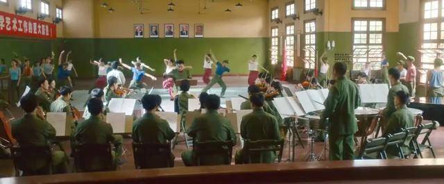 年代剧的墙,为什么都是上白下绿?