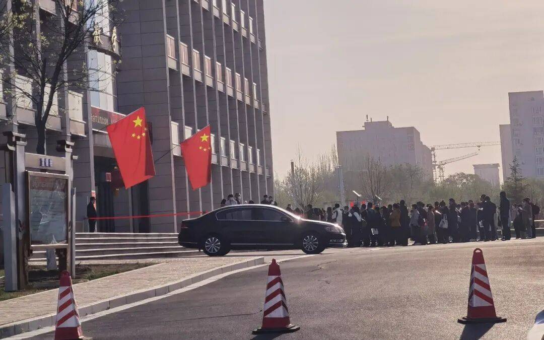 35岁后,他们决定去考公