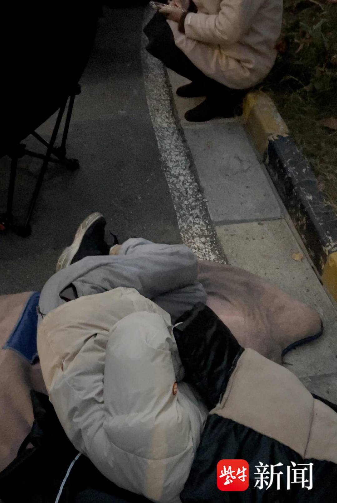 南京市民裹被子彻夜排队“抢”电动车牌 !啥情况?记者凌晨探访上牌点——