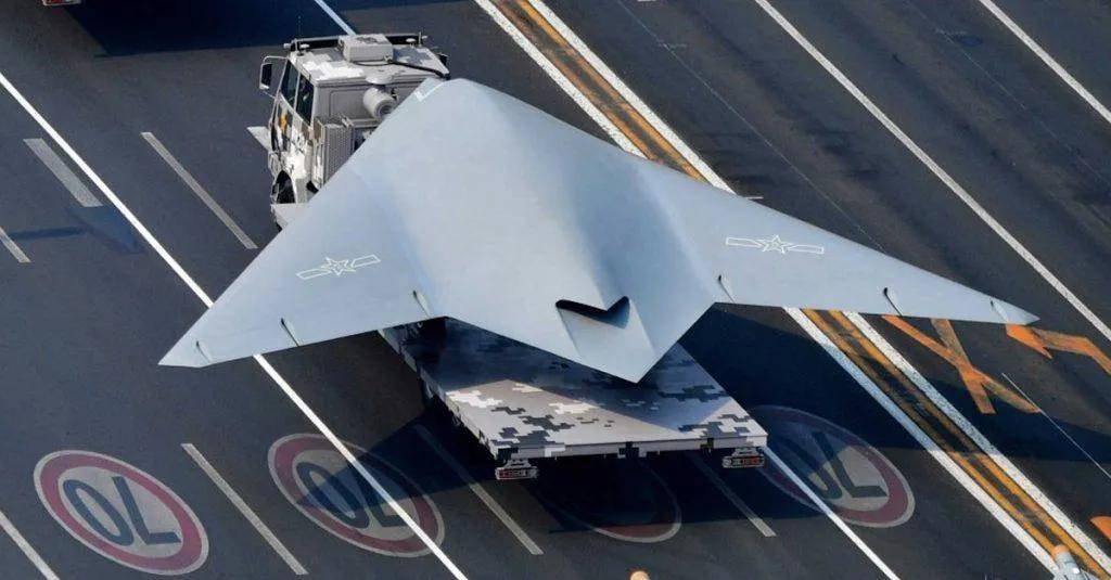 代号“玄龙”!攻击-11官宣服役,与歼-20、歼-16编队飞行